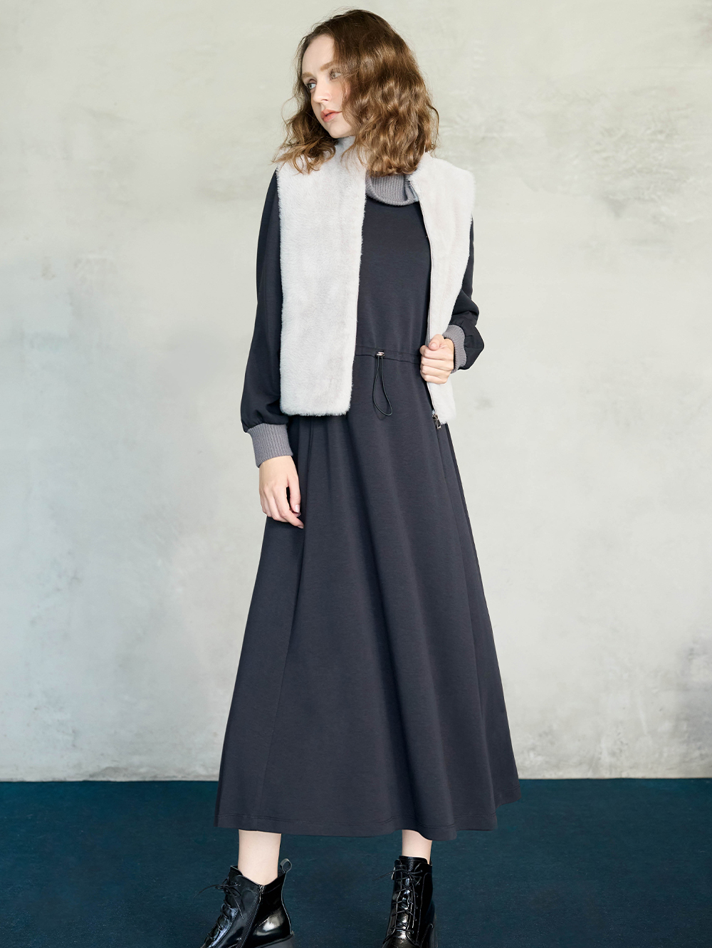 JOAN異材質高領抽繩收腰洋裝