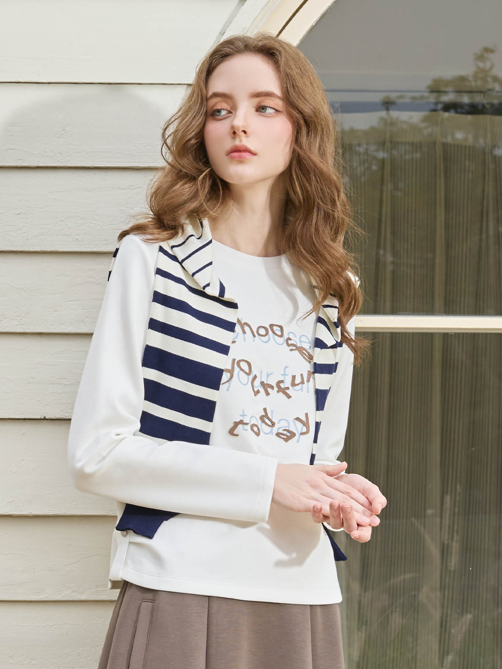 JOAN俏皮立體字型電繡上衣