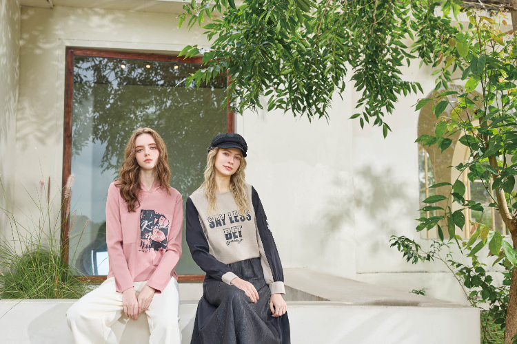 JOAN字母印花異材質抽繩衛衣